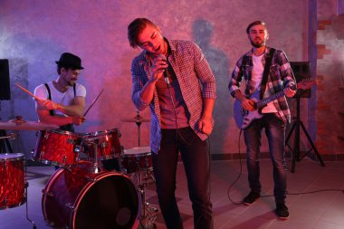 Müzik aletleri çalarken müzisyenler