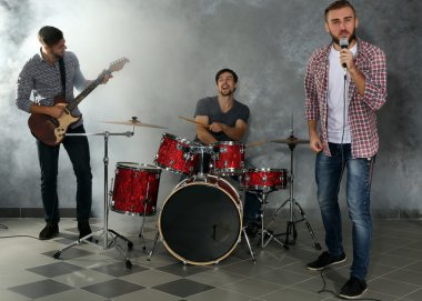 Müzik aletleri çalarken müzisyenler