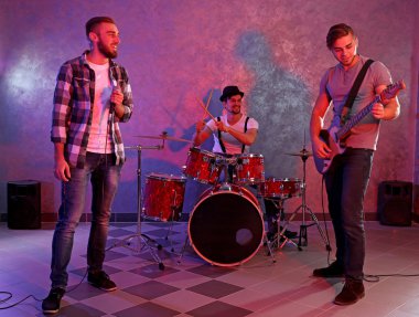 Müzik aletleri çalarken müzisyenler