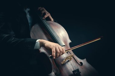 Üzerinde Çello çalan adam 