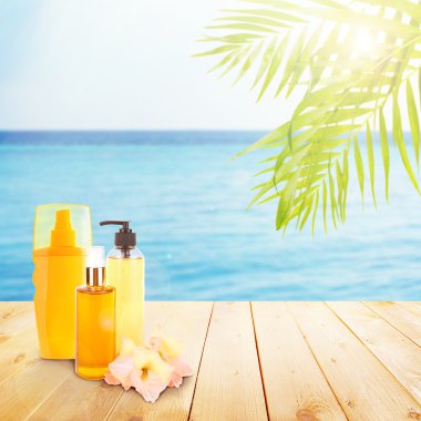 Deniz üzerinde güneş kozmetik şişe 