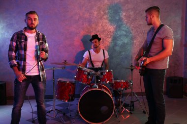 Müzik aletleri çalarken müzisyenler