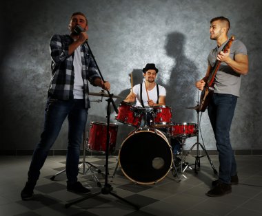 Müzik aletleri çalarken müzisyenler