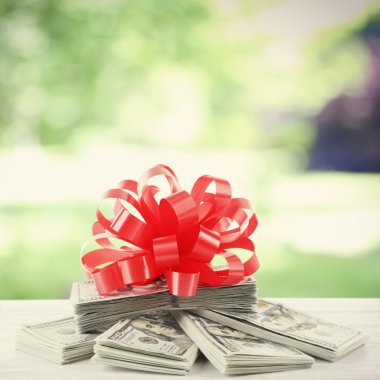 Fiyonklu hediye olarak dolar yığını 