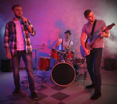 Müzik aletleri çalarken müzisyenler