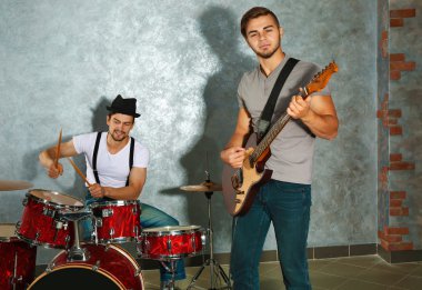 Müzik aletleri oynamaya müzisyenler