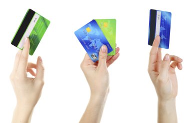 Kredi kartı tutan eller.