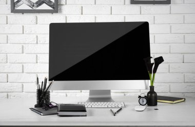 Bilgisayar ile şık işyeri