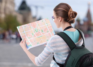 Gezgin ile harita üzerinde street, açık havada