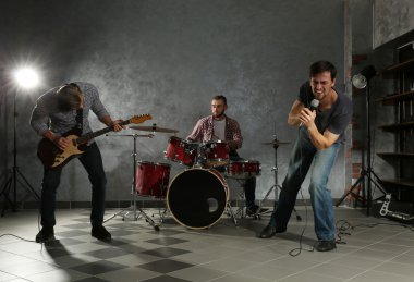 Müzik aletleri çalarken müzisyenler