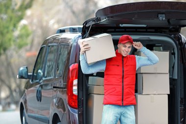 Genç yakışıklı teslimatçı 