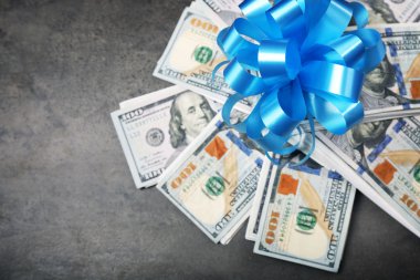 Fiyonklu hediye olarak dolar yığını 