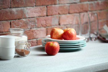 Mutfak masasında, taze elma yakın çekim