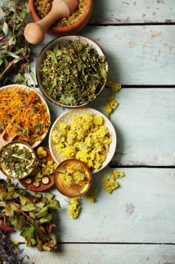 Ahşap arka plan üstten görünüm üzerinde kase kuru ot bazlı ürün yelpazesine