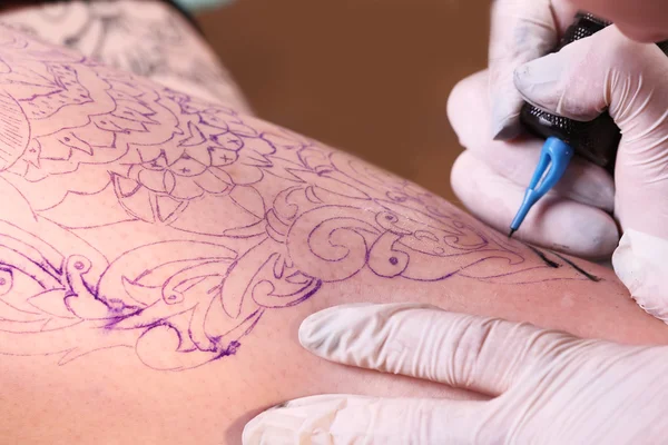 Processo de fazer tatuagem — Fotografia de Stock