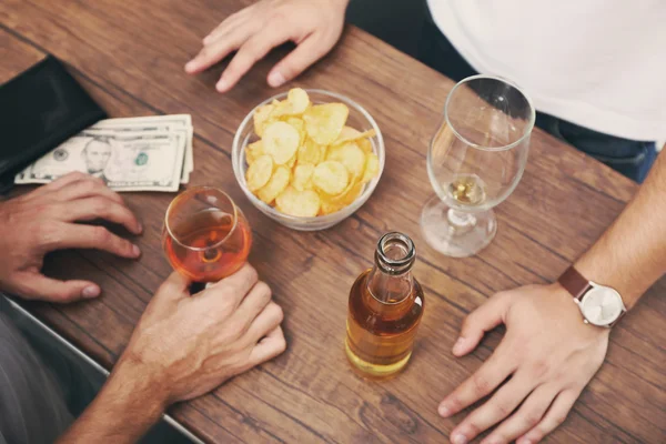 Amigos que têm bebidas alcoólicas no bar — Fotografia de Stock