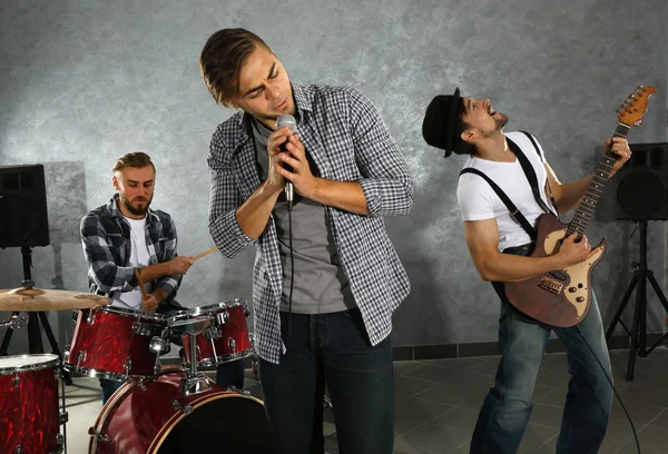 Músicos tocando instrumentos musicales y cantando —  Fotos de Stock