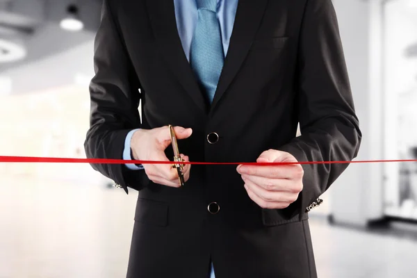 Empresario cortando cinta roja — Foto de Stock