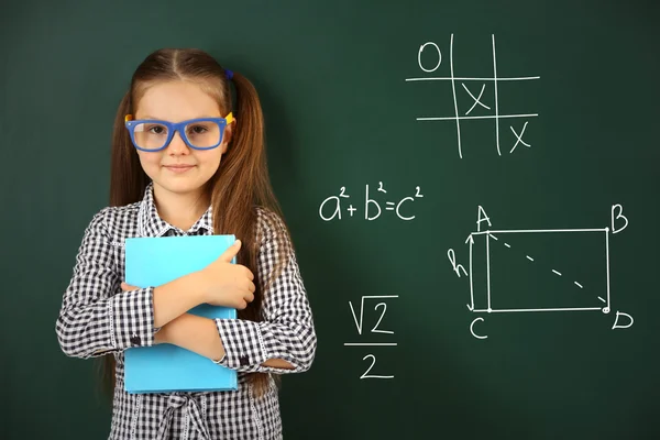 Mooie Meisje Buurt Van Schoolbord Klas — Stockfoto