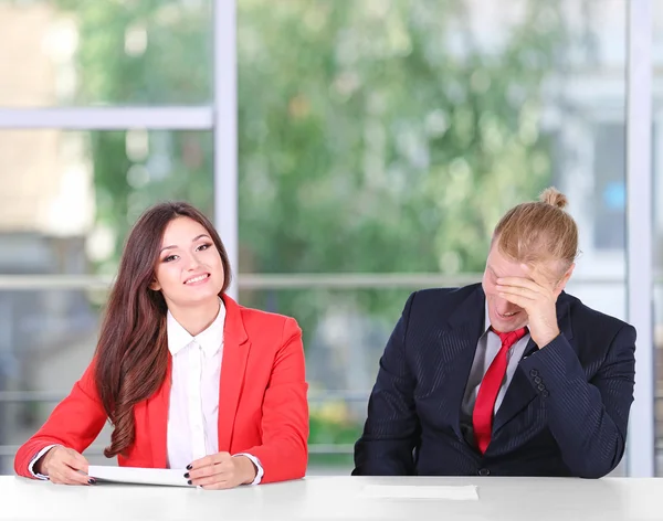 Formazione di conduttore televisivo per raccontare notizie — Foto Stock