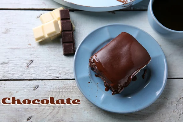 Delizioso brownie al cioccolato sul piatto — Foto Stock