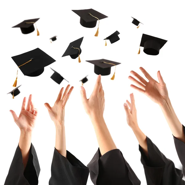 Graduados manos lanzando sombreros de graduación — Foto de Stock