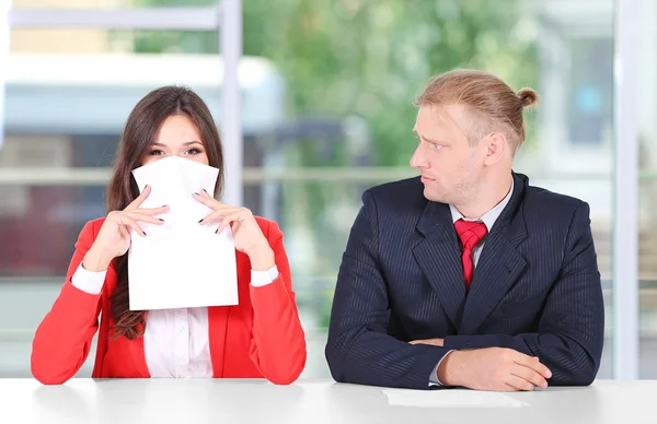 Formazione di conduttore televisivo per raccontare notizie — Foto Stock