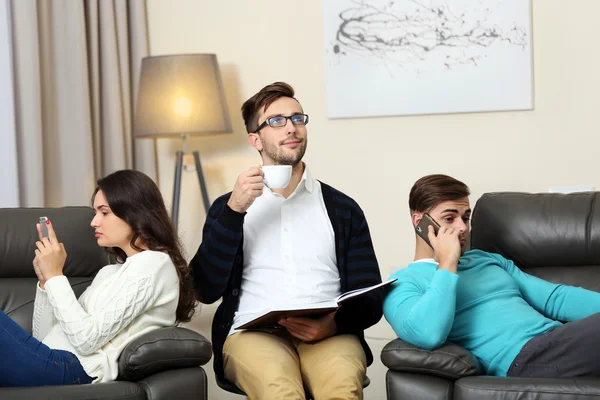 Junges Paar beim Familienpsychologen — Stockfoto