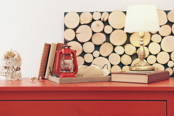 Interior do quarto com cômoda de madeira vermelha — Fotografia de Stock