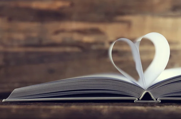 Corazón de páginas de libros — Foto de Stock