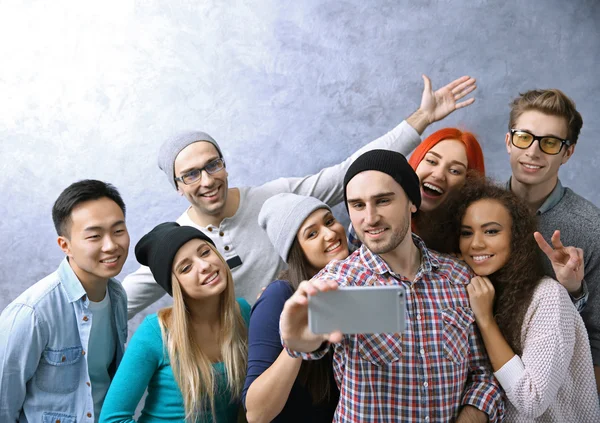 Menschen beim Gruppenfoto — Stockfoto