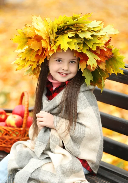 Glückliches junges Mädchen im gelben Kranz — Stockfoto