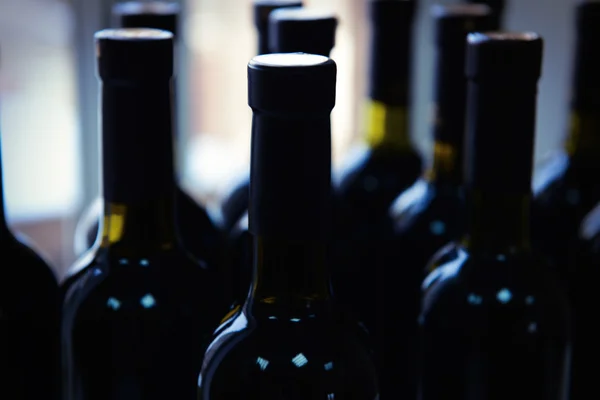Şarap şişeleri yığınları — Stok fotoğraf