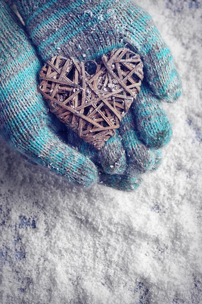 Mittens dekoratif kalp ile elinde — Stok fotoğraf