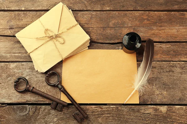 Old keys with papers, ink and pen — Stock Photo, Image