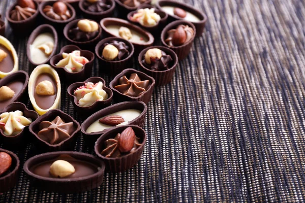 Dulces de chocolate sobre fondo de tela — Foto de Stock