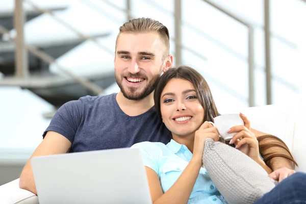 Coppia che lavora su laptop — Foto Stock