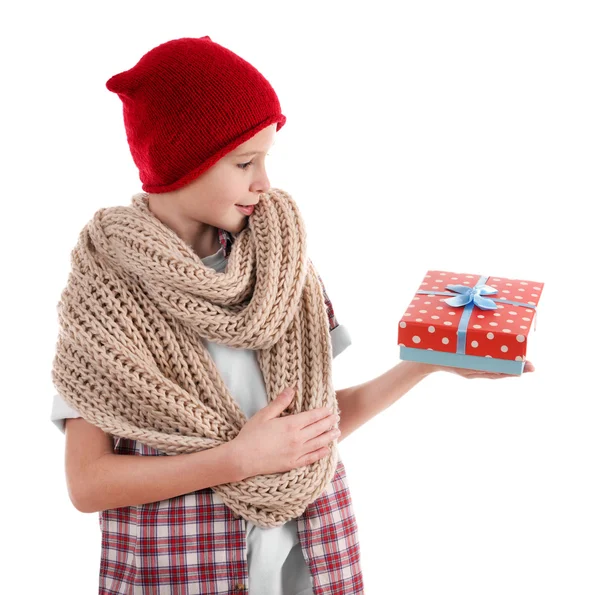 Garçon mignon avec boîte cadeau — Photo