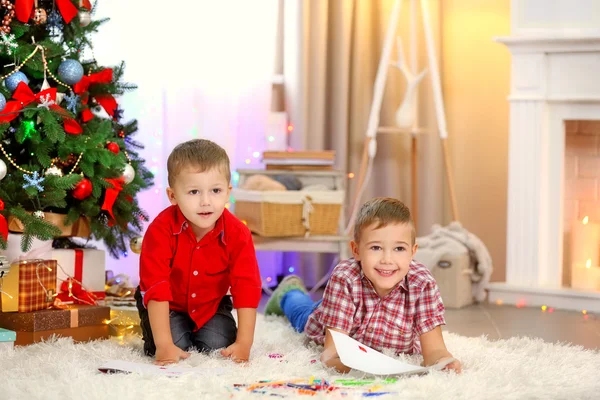 Twee schattige kleine broers op Kerstmis — Stockfoto