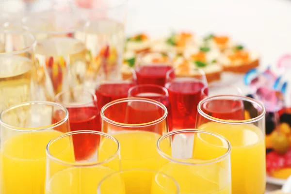 Diferentes bebidas coloridas — Fotografia de Stock