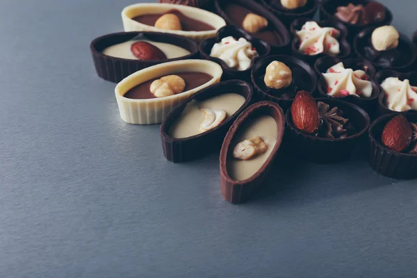 Chocolade snoep op donker grijze achtergrond — Stockfoto