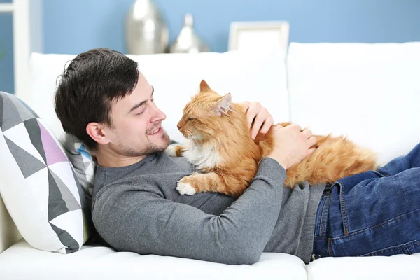 Hombre con fluffy gato — Foto de Stock