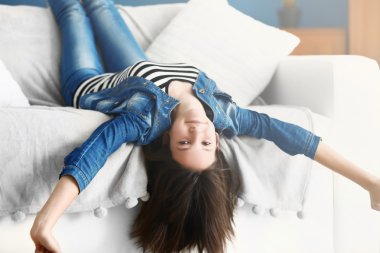 Mutlu kız kanepede kapalı yalan