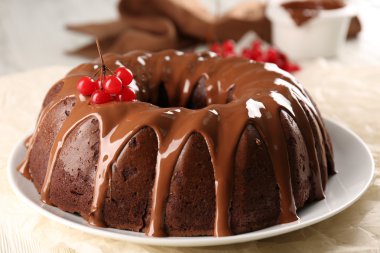 Kar topu ağaç çilek plaka bir tablo ile çikolatalı kek