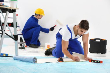 Daire yenileyerek işçi  