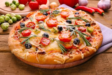 Ahşap masa portre üzerinde güzel taze pizza