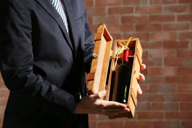 Kırmızı şarap şişe tutan adam