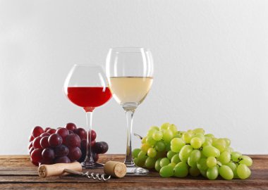 Şarap ve üzüm karşı açık renkli ahşap tablo