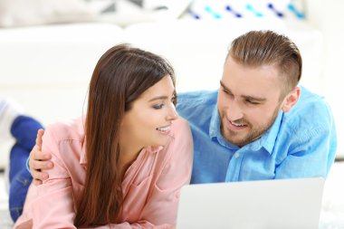 Mutlu çift dizüstü bilgisayarda çalışma