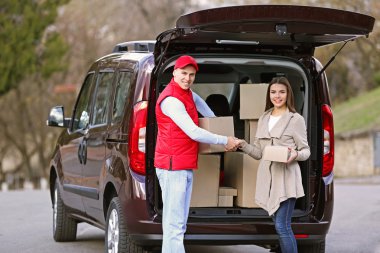 teslimat adam ve genç bir kadın 